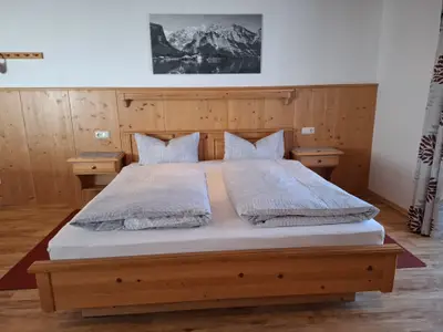 Familienzimmer mit Sitzecke, Du/WC, TV, Balkon und separaten Kinderzimmer