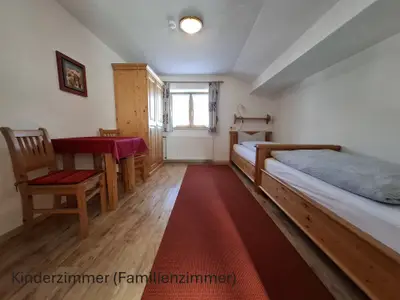 Familienzimmer mit Sitzecke, Du/WC, TV, Balkon und separaten Kinderzimmer