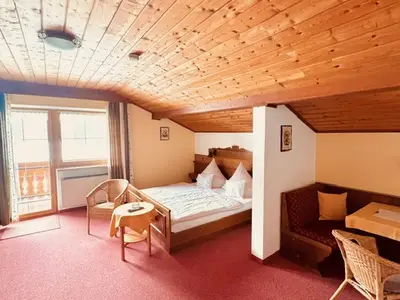 Doppel- bzw. Dreibettzimmer mit Balkon