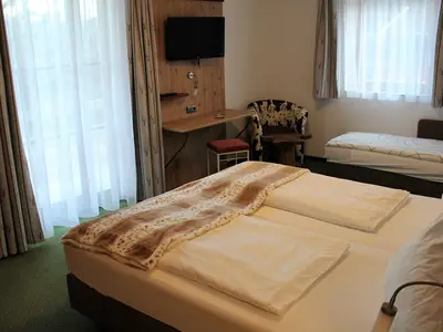 3 Bettzimmer für 2 Erwachsene und 1 Kind bis 14 J