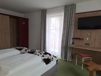 Blick vom Bett zum Balkon