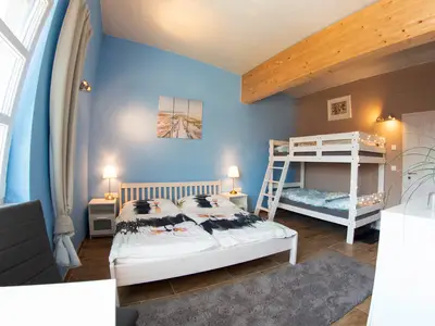Familienzimmer mit Doppel- und Stockbett