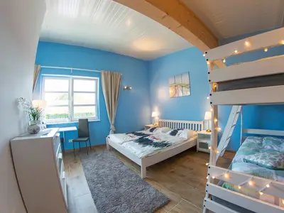 Familienzimmer mit Doppel- und Stockbett