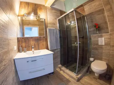 Bad mit Dusche und WC