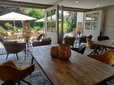 Gartenterrasse mit überdachter Lounge