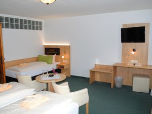 17924294-Mehrbettzimmer-3-Frasdorf-300x225-5