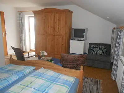 Mehrbettzimmer mit Fernseher