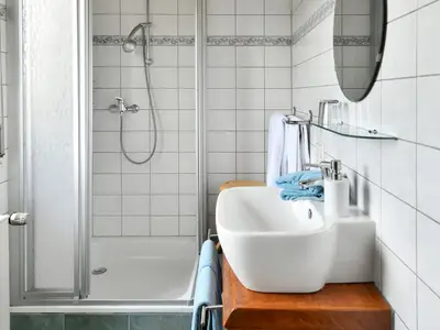 Dreibettzimmer Nr. 4: Bad