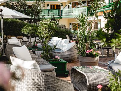 gemütliche Terrasse im Hotel Sommerhof Gosau