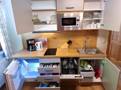 und Küche mit Filterkaffeemaschine, Wasserkocher, Geschirrspüler, Salz, Pfeffer, Zucker, Essig, Öl