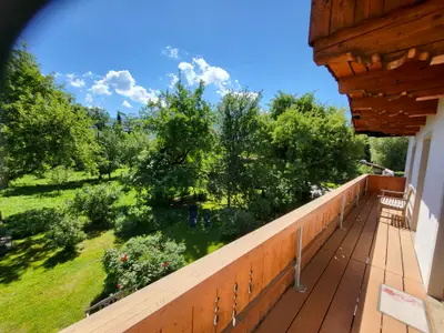Ausblick vom Balkon in unseren Garten