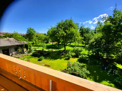 Balkon mit Blick in den Obstgarten