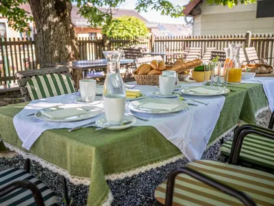 Frühstück im Gastgarten