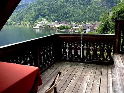 Balkon mit Ausblick über den Hallstättersee
