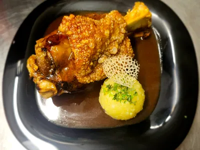 Schweinshaxe mit Kloß und Biersoße