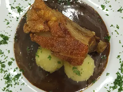 Schweineschäufele, Klößen und Biersoße