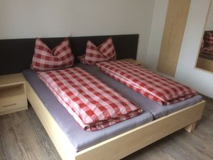 19065615-Mehrbettzimmer-3-Kelheim-300x225-4