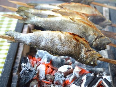 Steckerlfisch frisch gegrillt im Sommer