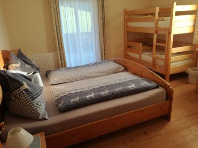Familienzimmer mit Doppelbett und Etagenbett
