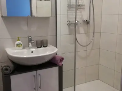 Badezimmer mit Dusche und WC