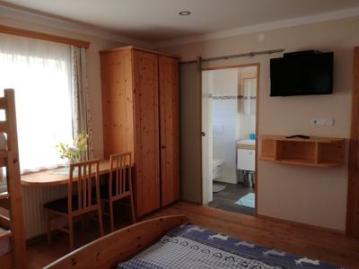Familienzimmer mit Doppelbett und Etagenbett