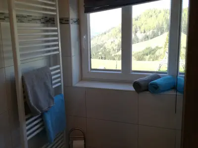Badezimmer mit Dusche und WC