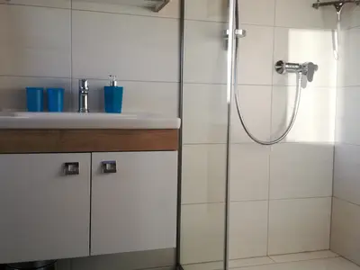 Badezimmer mit Dusche und WC