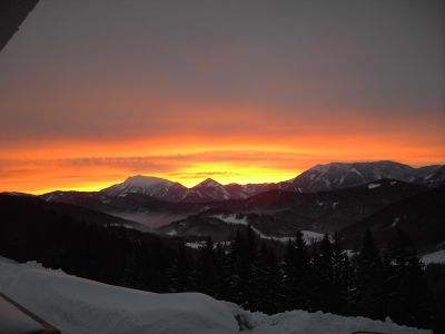 Blick vom Balkon auf den morgendlichen Sonnenaufgang