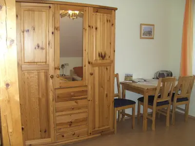 Kasten und Sitzgruppe im Fichtenzimmer