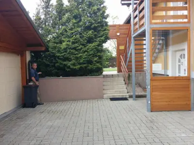 Hof mit Panoramatreppe zur Gästeetage