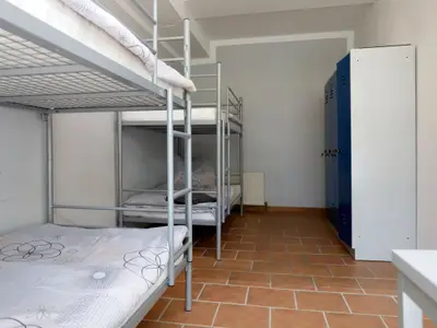 schlafzimmer1stockbettenundspinde