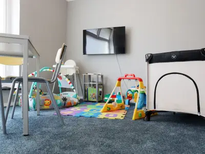 Familienzimmer - Spielecke mit Babybett