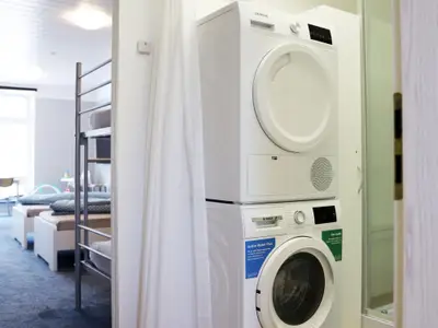 Familienzimmer - Blick Richtung Fenster