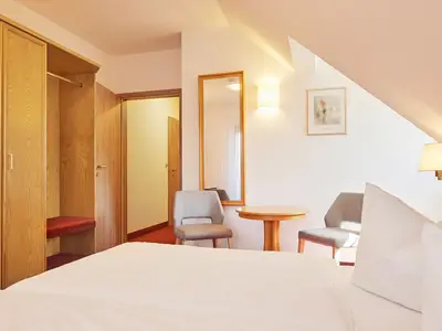 Familienzimmer mit Balkon - Blick vom Großen Schlafzimmer zur Sitzecke und Verbindungsflur