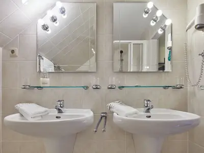 Bad mit Dusche im Familienzimmer