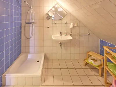 Mansardenzimmer: Bad