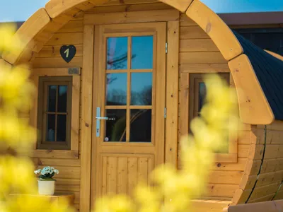 Camping-Erbenwald Vorderansicht Schlaffass
