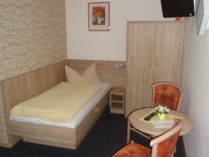 23302797-Mehrbettzimmer-3-Neuhaus am Rennweg-300x225-5