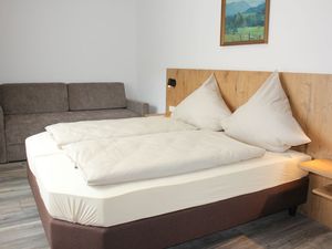 24014986-Mehrbettzimmer-4-Neukirchen (Traunstein)-300x225-5