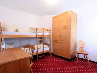 Mehrbettzimmer für 5 Personen in Obersaxen Meierhof 9/9