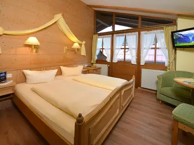 Familienzimmer mit Einzelbett im separaten Zimmer und Balkon