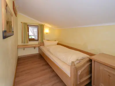 Familienzimmer mit Einzelbett im separaten Zimmer und Balkon