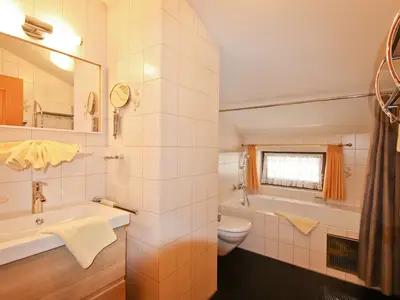 Familienzimmer mit Einzelbett im separaten Zimmer und Balkon