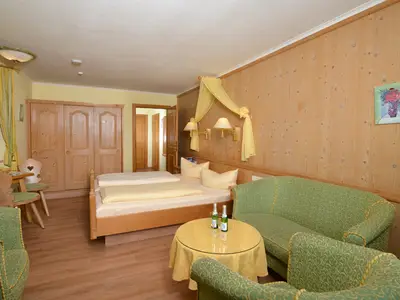 Familien mit Stockbett im separaten Kinderzimmer und Balkon