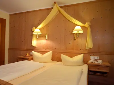 Familien mit Stockbett im separaten Kinderzimmer und Balkon