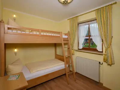 Familien mit Stockbett im separaten Kinderzimmer und Balkon
