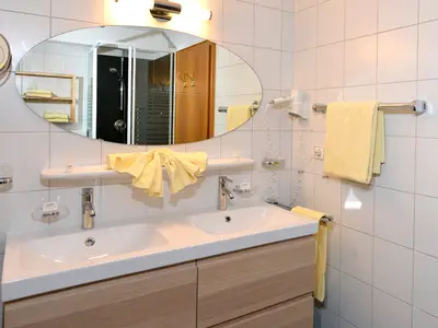 Familien mit Stockbett im separaten Kinderzimmer und Balkon