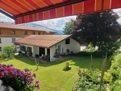 Blick vom Balkon in den Garten