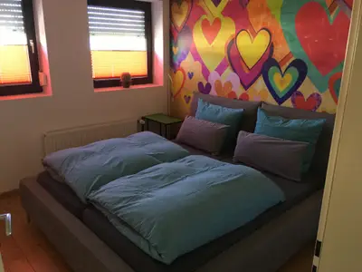 Schlafzimmer mit Doppelbett in der Ferienwohnung Dorenkamp in Rheine