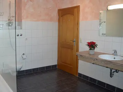 Vierbettzimmer mit Dusche/WC Bad Beispiel